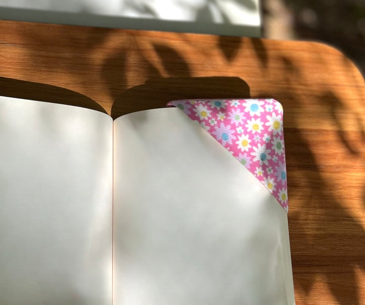 Pink Daisies Corner Bookmark